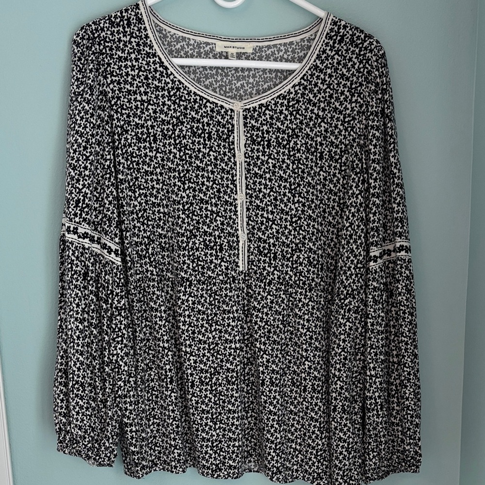 Max Studio Black and White Floral Blouse Size 1X